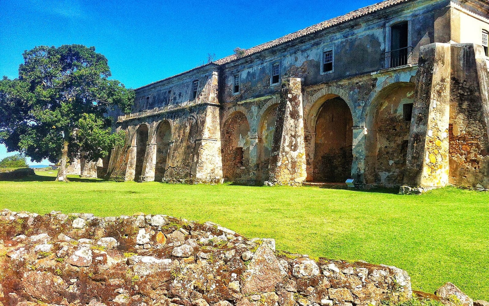 Paisagem de Anhatomirim, um dos destinos do passeio (foto ilustrativa do lugar, não da lancha)