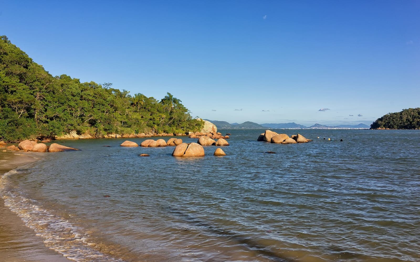 Paisagem de Baía dos Golfinhos, um dos destinos do passeio (foto ilustrativa do lugar, não da lancha)